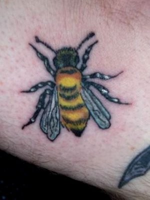 手臂上可爱的蜜蜂纹身图案