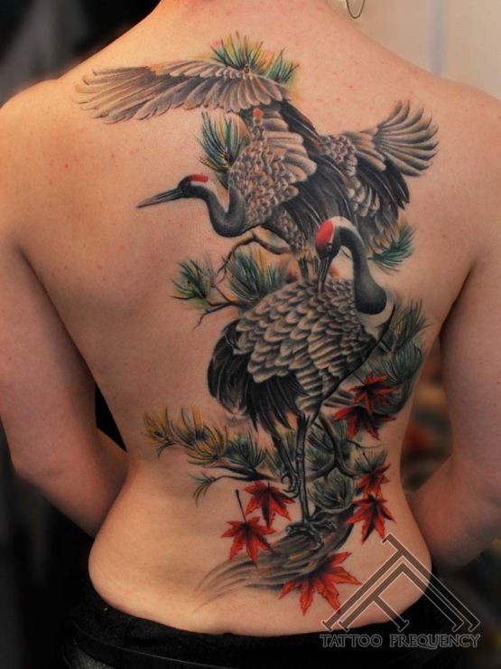 背部风景如画与美丽的仙鹤纹身图案