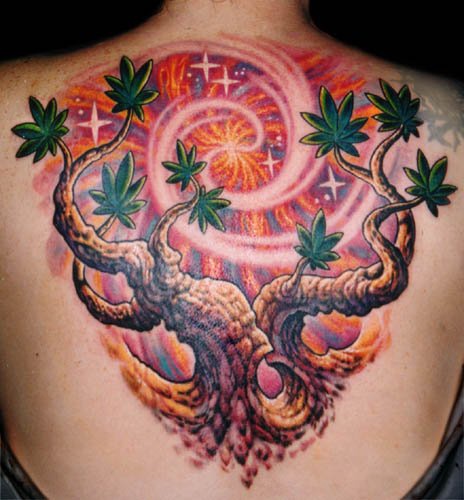 背部美丽的梦幻树与星空纹身图案