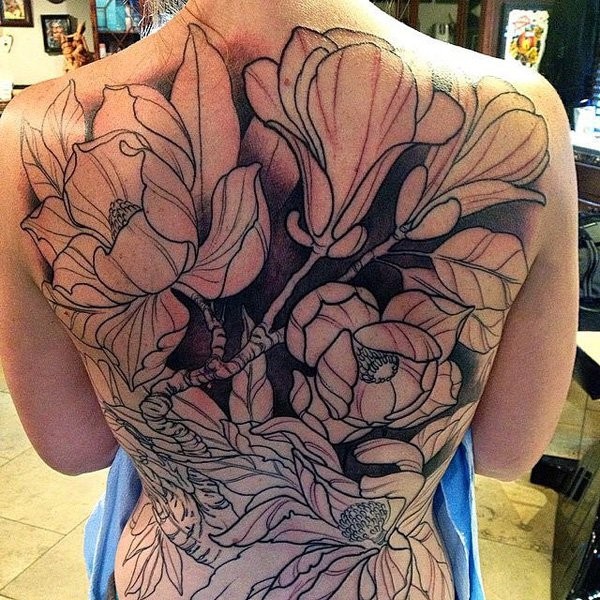 女性满背绽放的美丽花朵纹身图案