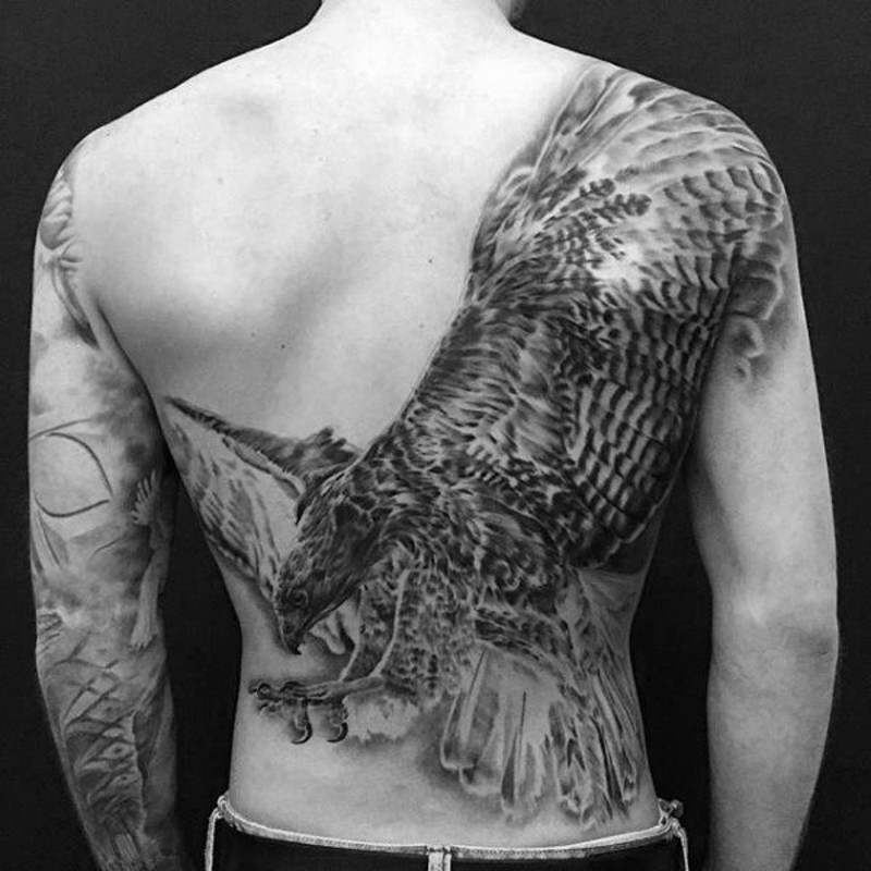 背部非常惊人的黑白光荣鹰纹身图案