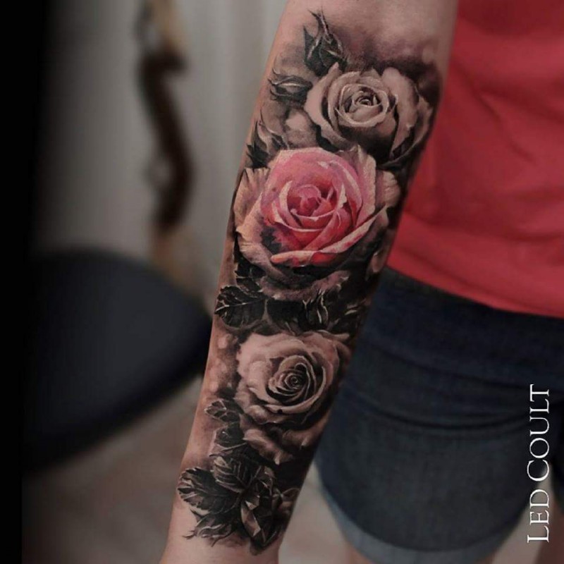 小臂漂亮的彩色写实玫瑰纹身图案