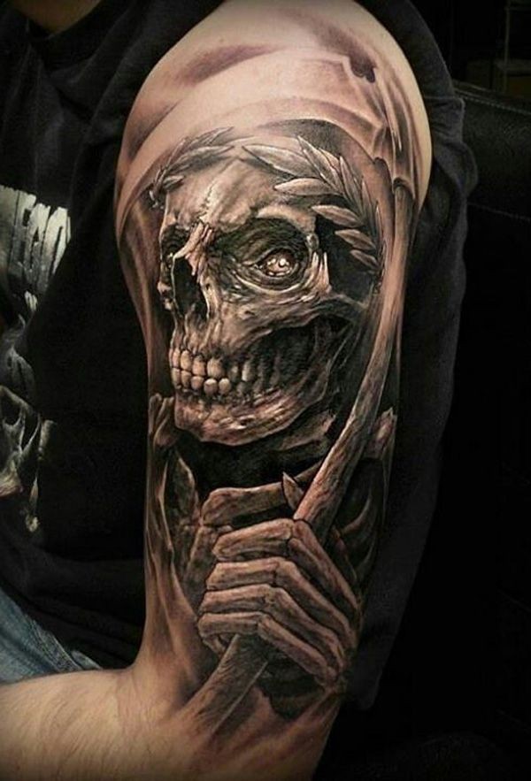 手臂上的月桂花环和死神纹身图案