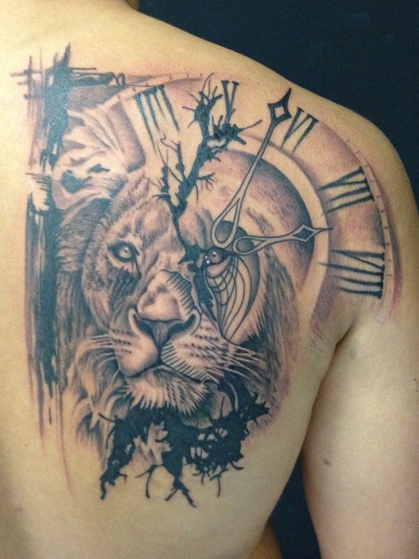 背部狮子头像与时钟纹身图案