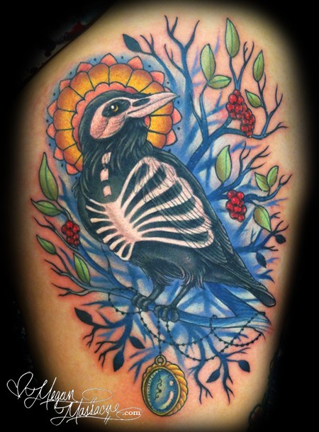 美妙的彩色乌鸦与盛开的树纹身图案