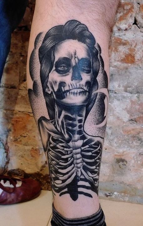 小腿雕刻风格黑色毛骨悚然的女人骨架纹身图案