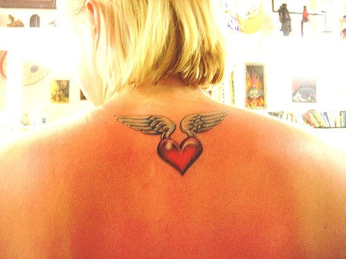 背部小翅膀和红色心形纹身图案