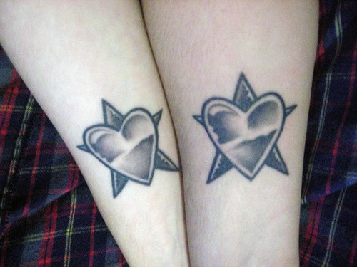 手臂两颗心形和星星重叠纹身图案