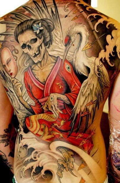 满背彩绘骷髅艺妓和仙鹤纹身图案