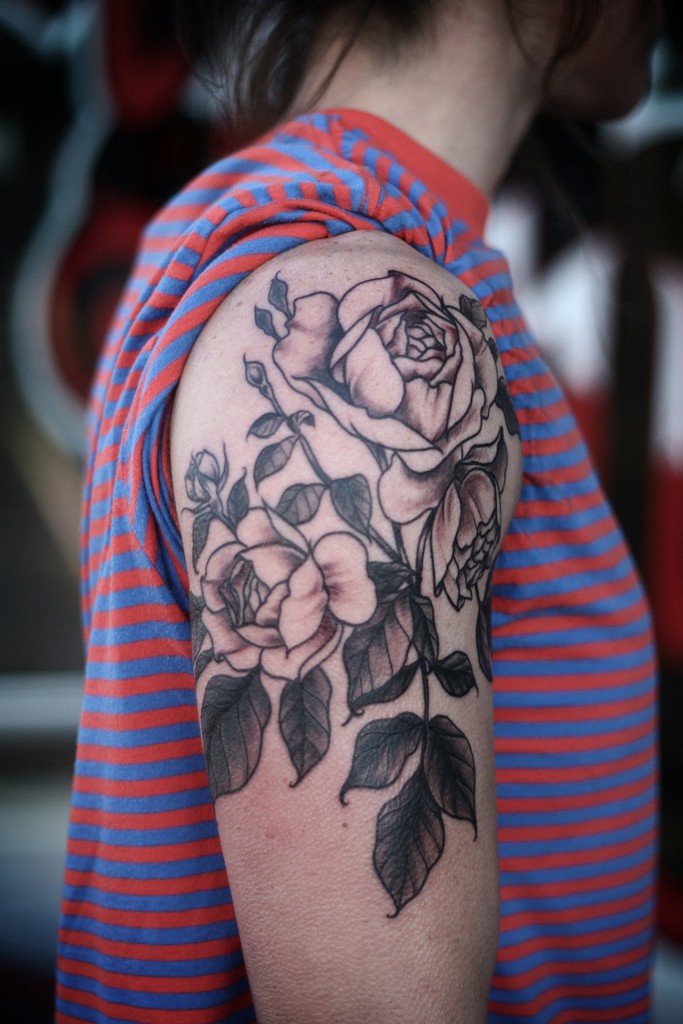 大臂黑白玫瑰花和叶子纹身图案