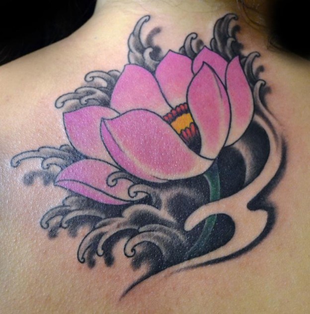 背部可爱的粉红色莲花纹身图案