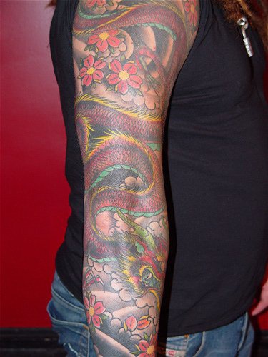 花臂彩绘龙和花卉纹身图案