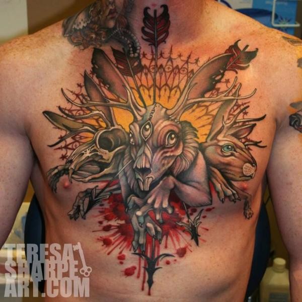 胸部有趣的血腥神秘动物与箭头纹身图案