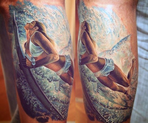 手臂非常逼真的可爱女子冲浪纹身图案