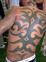 满背黑色的部落符号纹身图案