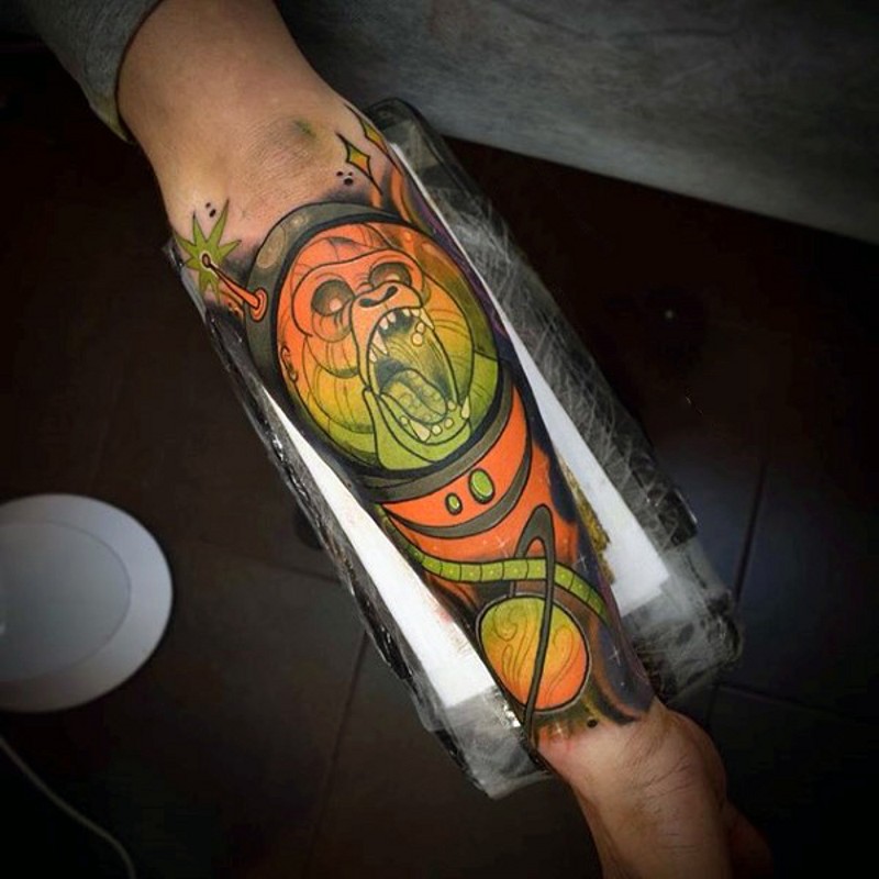 卡通彩色的猴子宇航员手臂纹身图案
