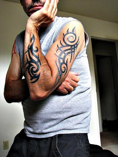 男性手臂两个部落图腾纹身图案