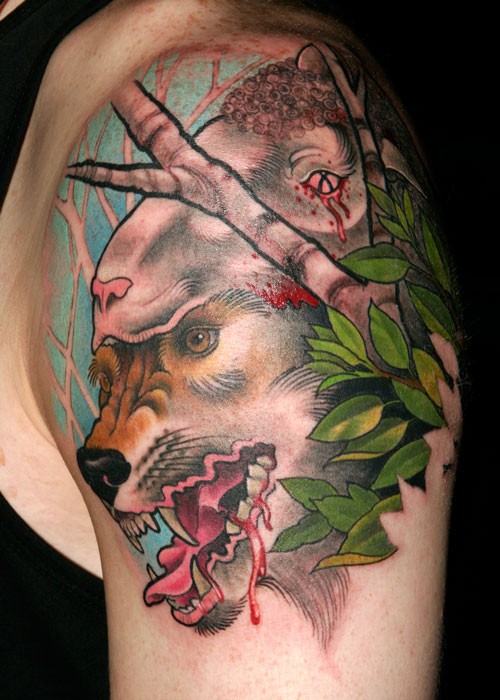 大臂绵羊皮和狼头彩绘纹身图案