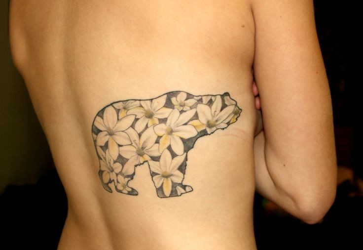 背部可爱的剪影熊与花朵结合纹身图案