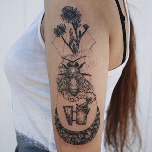 大臂点刺风格黑色蜜蜂花朵和月亮纹身图案