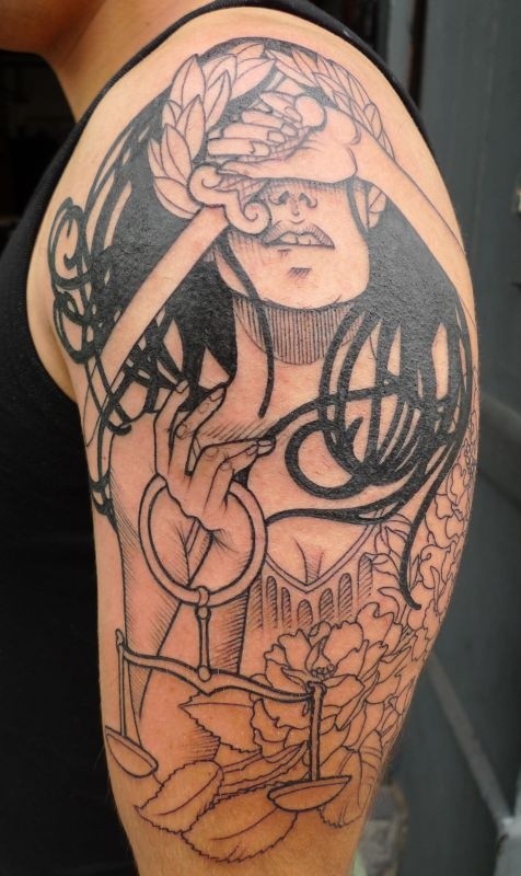 大臂黑色素描风格正义妇女与天秤座和剑纹身图案