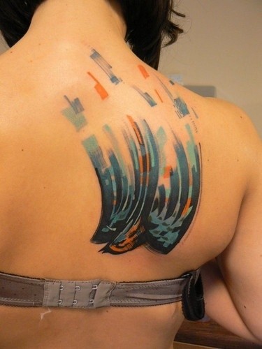 背部彩色的抽象鸟纹身图案