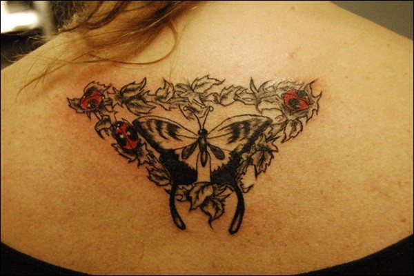 背部红色瓢虫和黑蝴蝶纹身图案