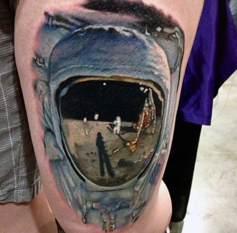 大腿写实的彩绘宇航员在月球纹身图案