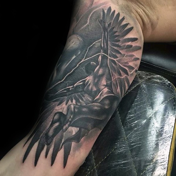 大臂黑灰风格闪电和飞翔的伊卡洛斯纹身图案