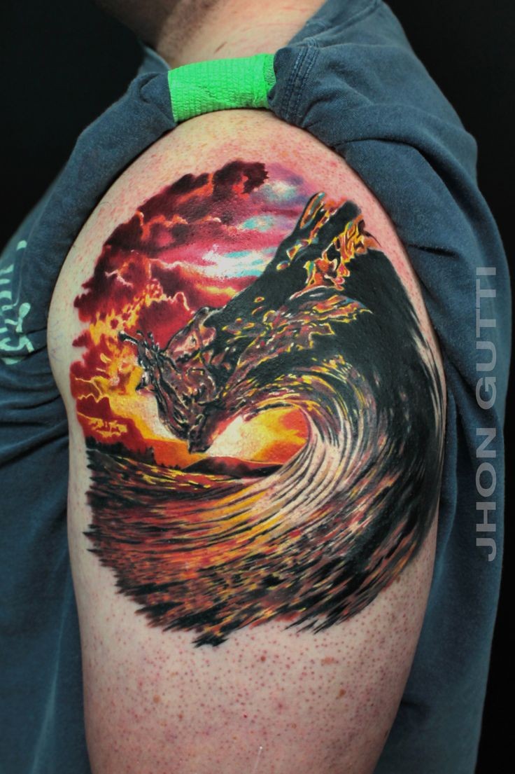 大臂美丽自然的彩大海浪写实纹身图案