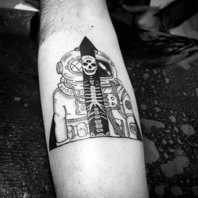 手臂简单的黑色宇航员结合骨架纹身图案