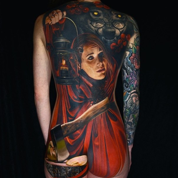 写实风格的彩色女人与狼斧头背部纹身图案