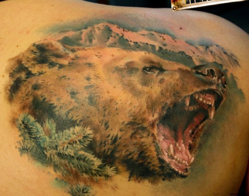 背部写实逼真的熊头写真纹身图案