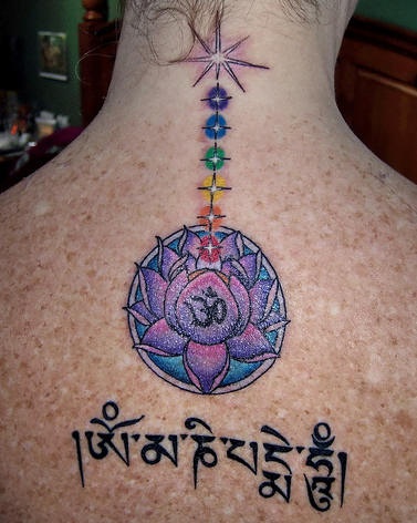 背部七彩莲花和字符纹身图案