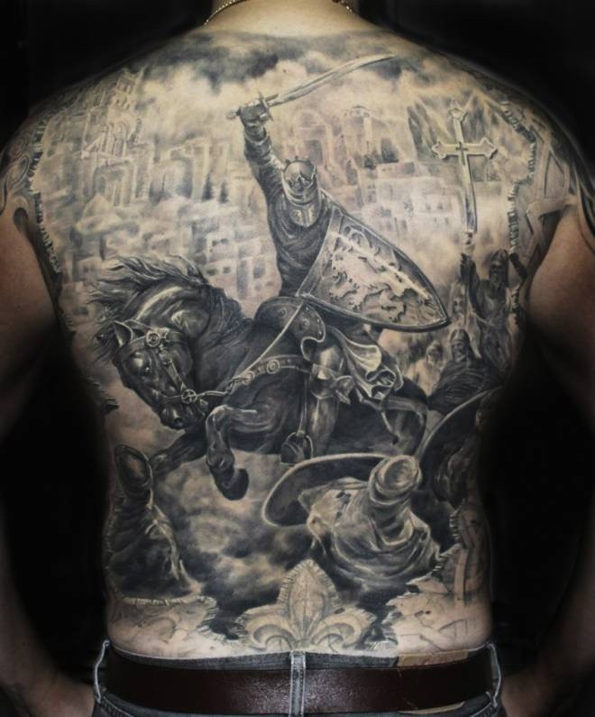 背部大面积黑色中世纪骑士纹身图案