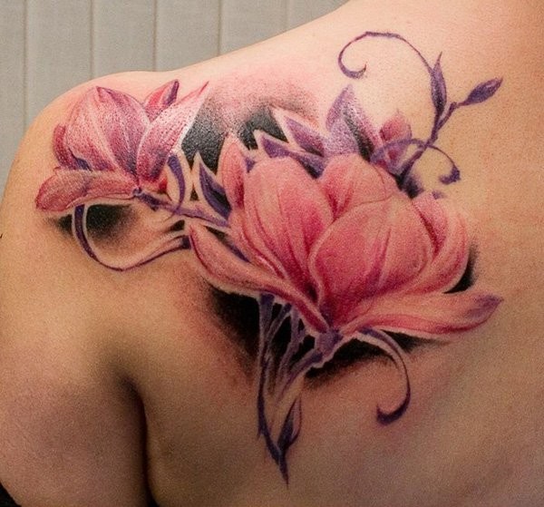 背部美丽的彩色大花朵纹身图案