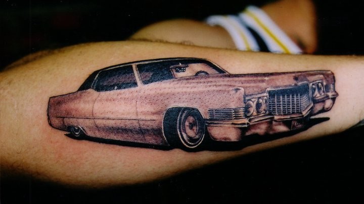 手臂上写实的粉红车纹身图案