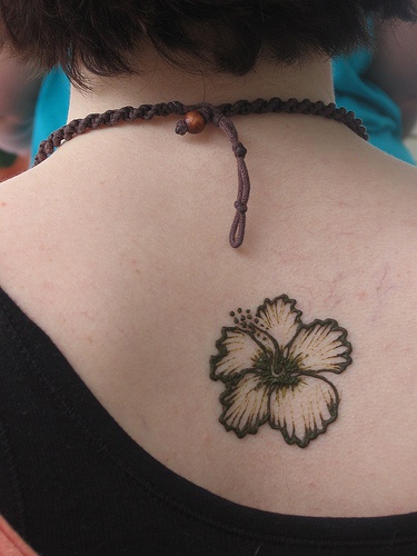 黑色的木槿花背部纹身图案
