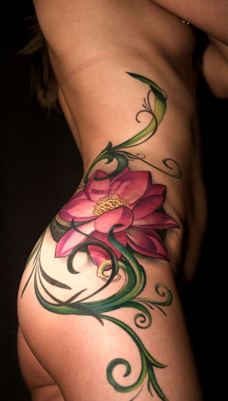女生侧肋彩色的异国花卉纹身图案