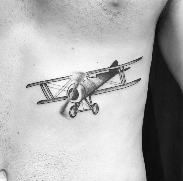 腹部点刺风格黑色老式飞机纹身图案