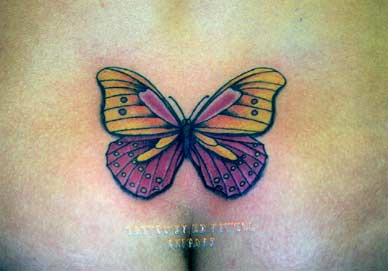 腹部紫色和黄色蝴蝶纹身图案
