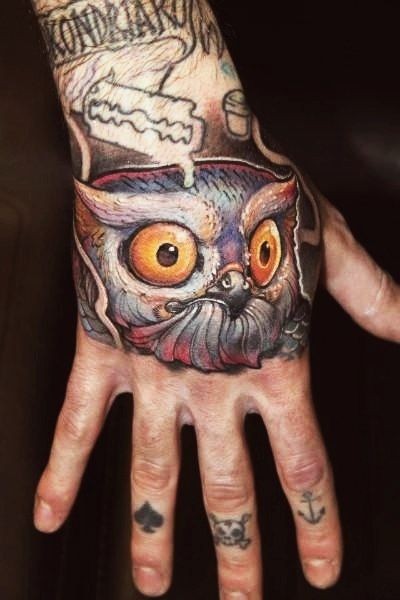 手背一个彩色的猫头鹰头像纹身图案