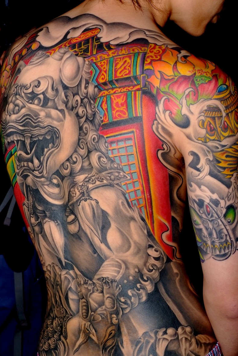 背部彩色大中华风格狮子纹身图案