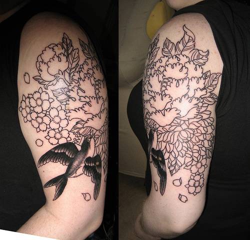 手臂美丽的牡丹花与燕子纹身图案
