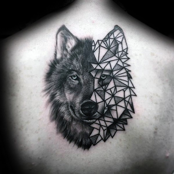 背部半写实半几何式的狼头纹身图案