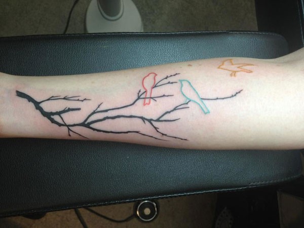 手臂树枝与彩色鸟轮廓纹身图案