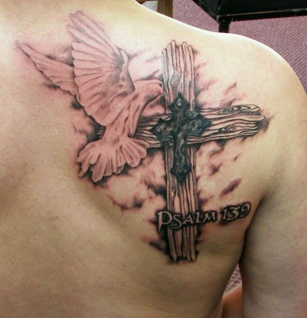 美丽的十字架和鸽子背部纹身图案