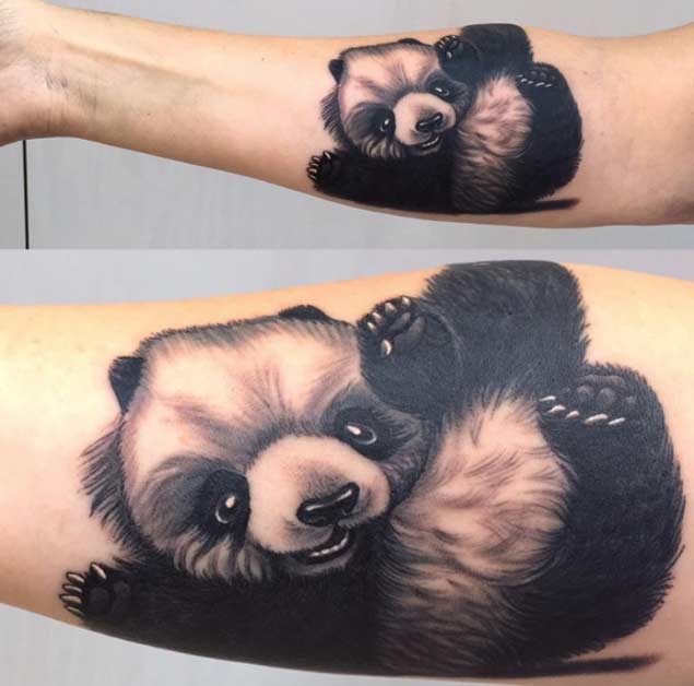手背黑白可爱的小熊猫在玩纹身图案
