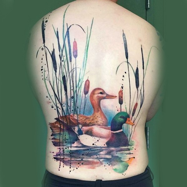 写实风格背部彩色的游泳野鸭纹身图案