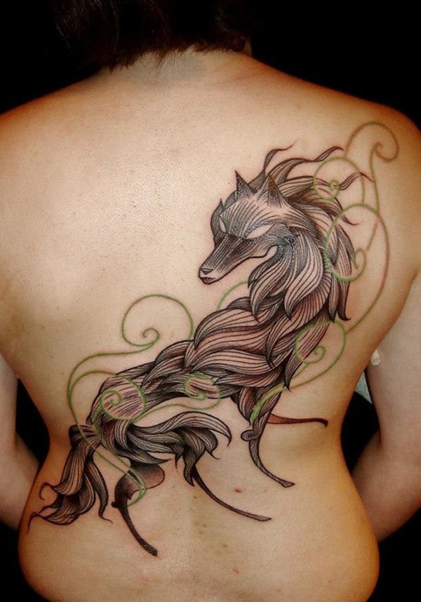 背部黑色线条狼与藤蔓纹身图案